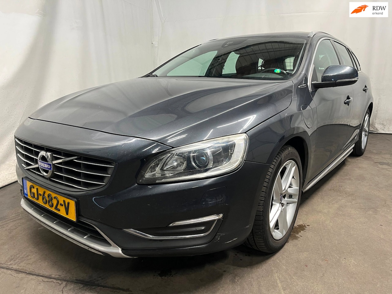 Volvo V60 - 2.4 D6 Twin Engine Summum SCHADEAUTO!! - AutoWereld.nl
