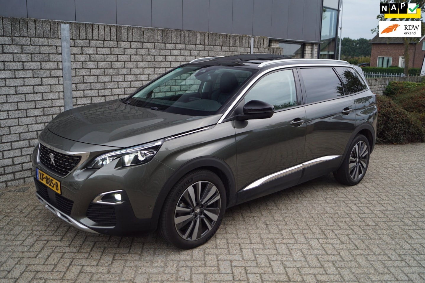 Peugeot 5008 - 1.6 Premium GT Line Autom 7 Pers Panodak Leder Sportst Stoelverw Navi Camera Clima Apple C - AutoWereld.nl