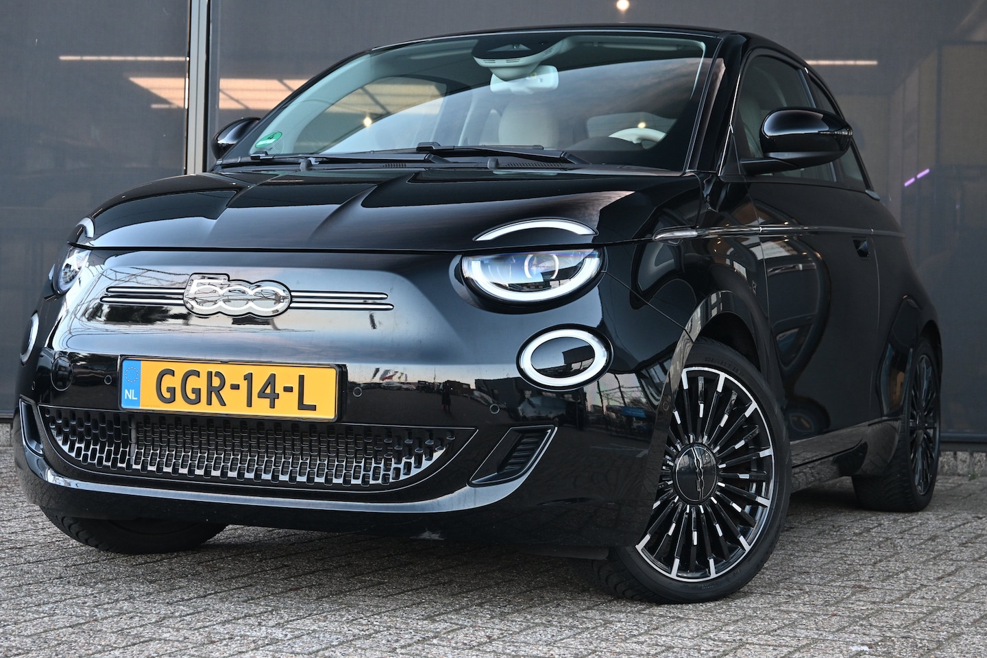 Fiat 500e - 42 kWh La Prima 3-Fase | Vol-Leder | Achteruitrijcamera | Stoelverwarming | Adaptive Cruis - AutoWereld.nl