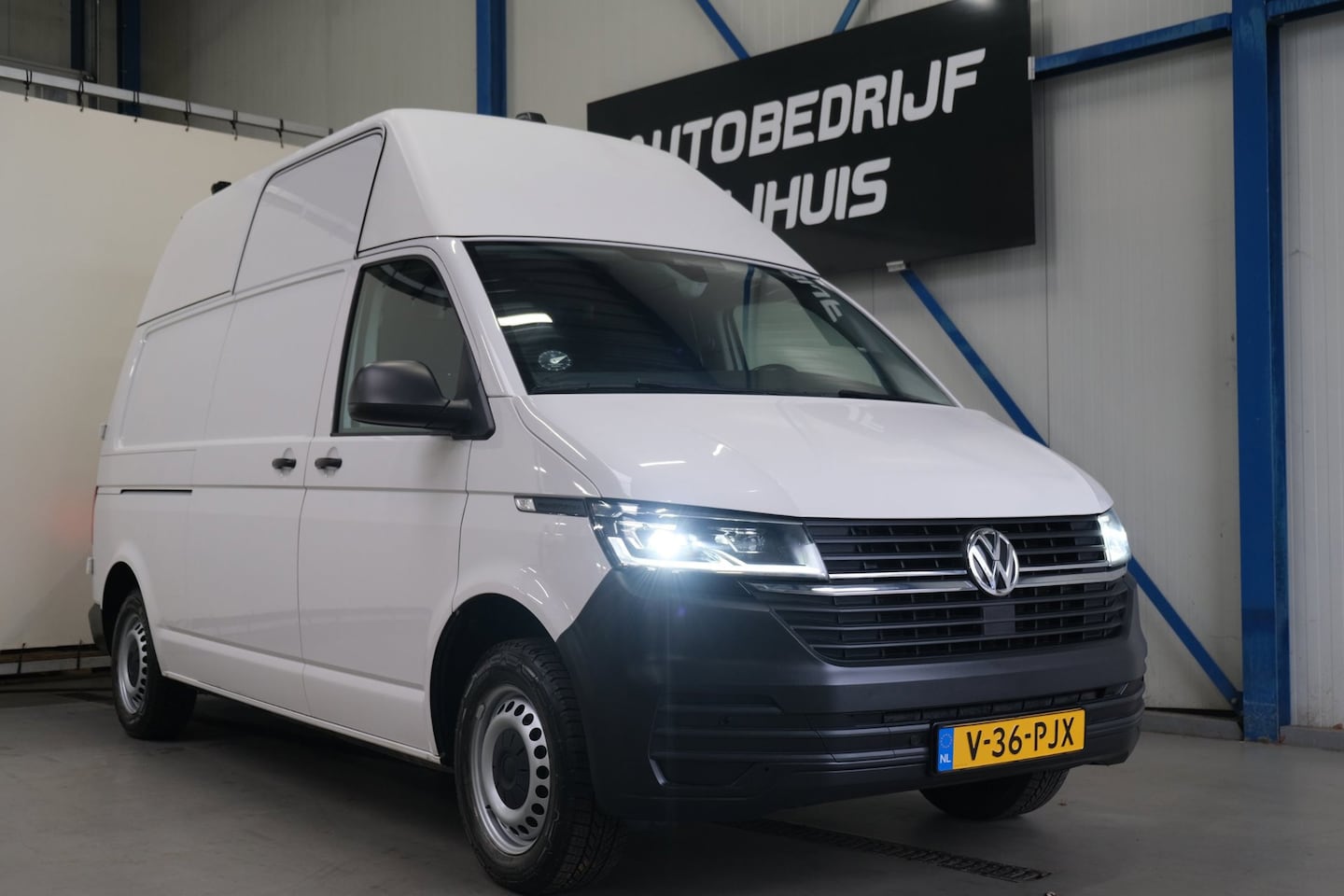 Volkswagen Transporter - 2.0 TDI L2H2 30 - Airco, Cruise, PDC, Carplay, Inrichting, Imperiaal, Standkachel, Trekhaa - AutoWereld.nl