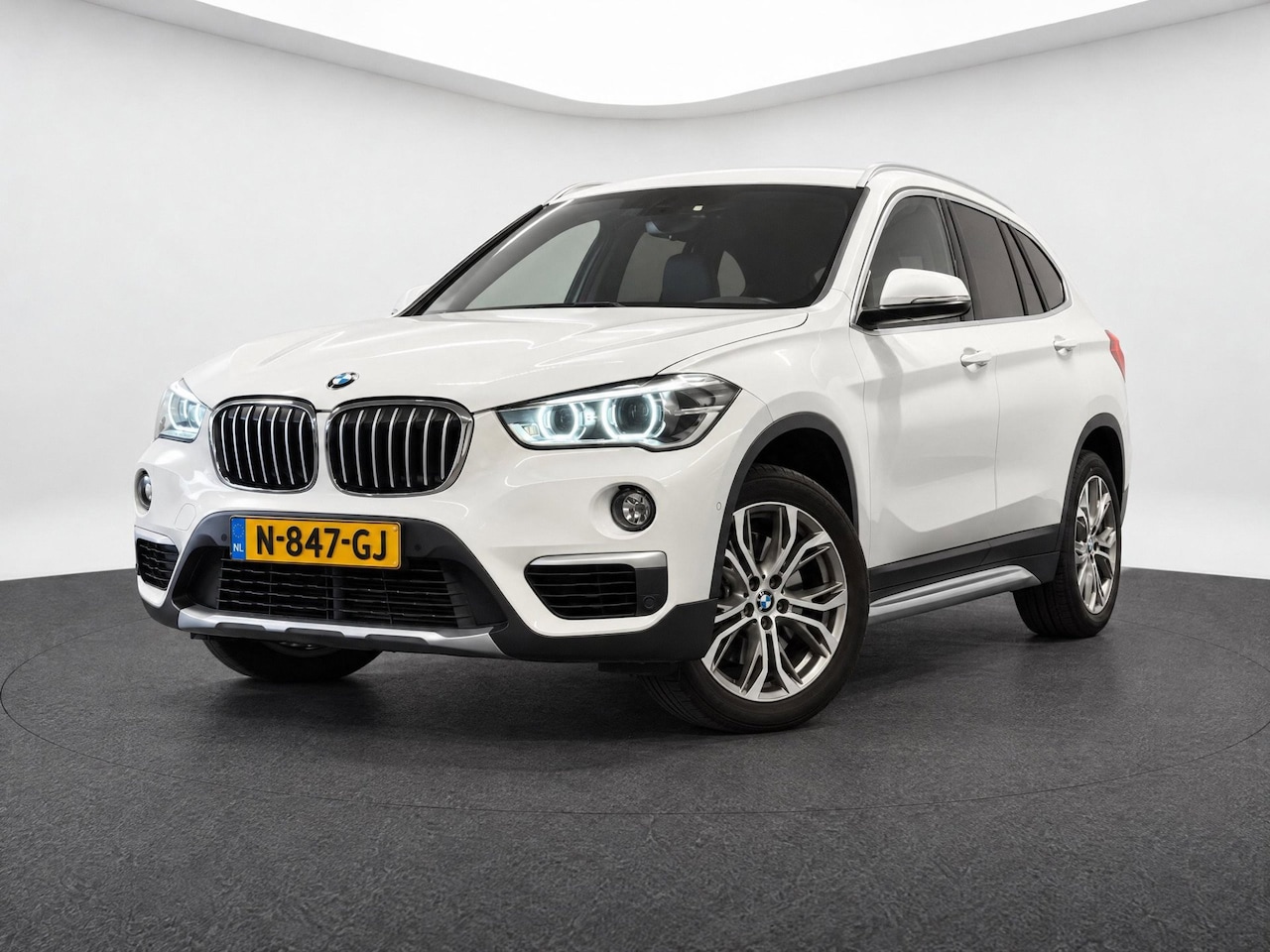 BMW X1 - SDrive20i High Executive (LED, ACC, HUD, LEDER, TREKHAAK, CAMERA, H&K AUDIO) - AutoWereld.nl