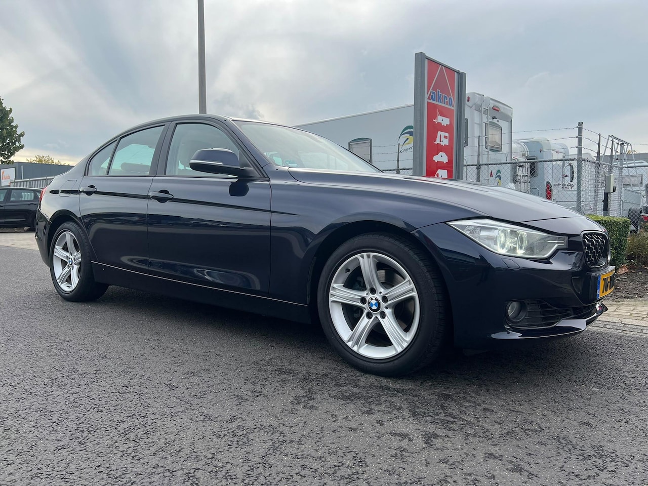 BMW 3-serie - 320i High Executive | Airco | Cruise Control | Trekhaak | NAVI | Bluetooth | Leder - AutoWereld.nl