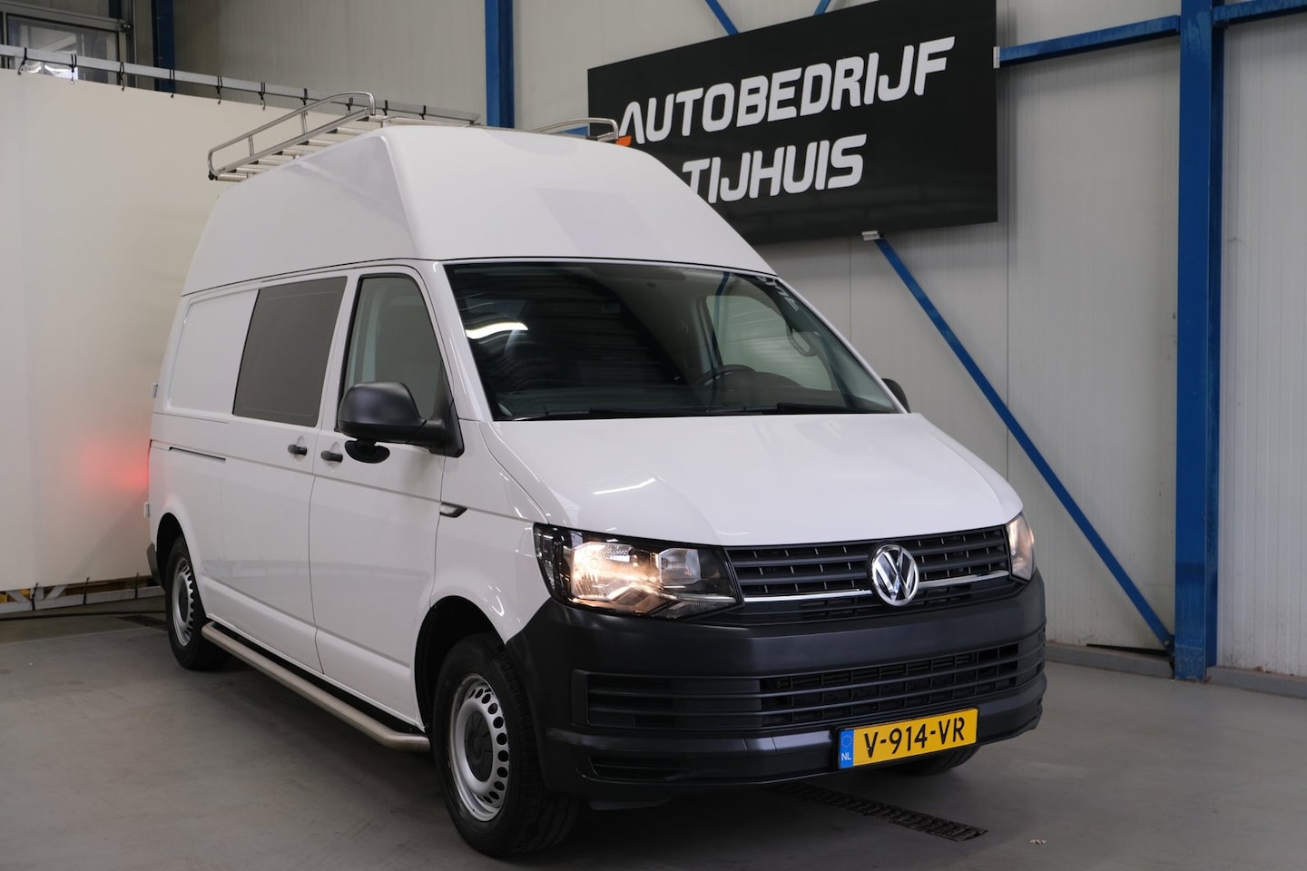 Volkswagen Transporter - 2.0 TSI 150PK L2H2 Highline - N.A.P. Airco, Camera, PDC, Imperiaal, Trekhaak. - AutoWereld.nl