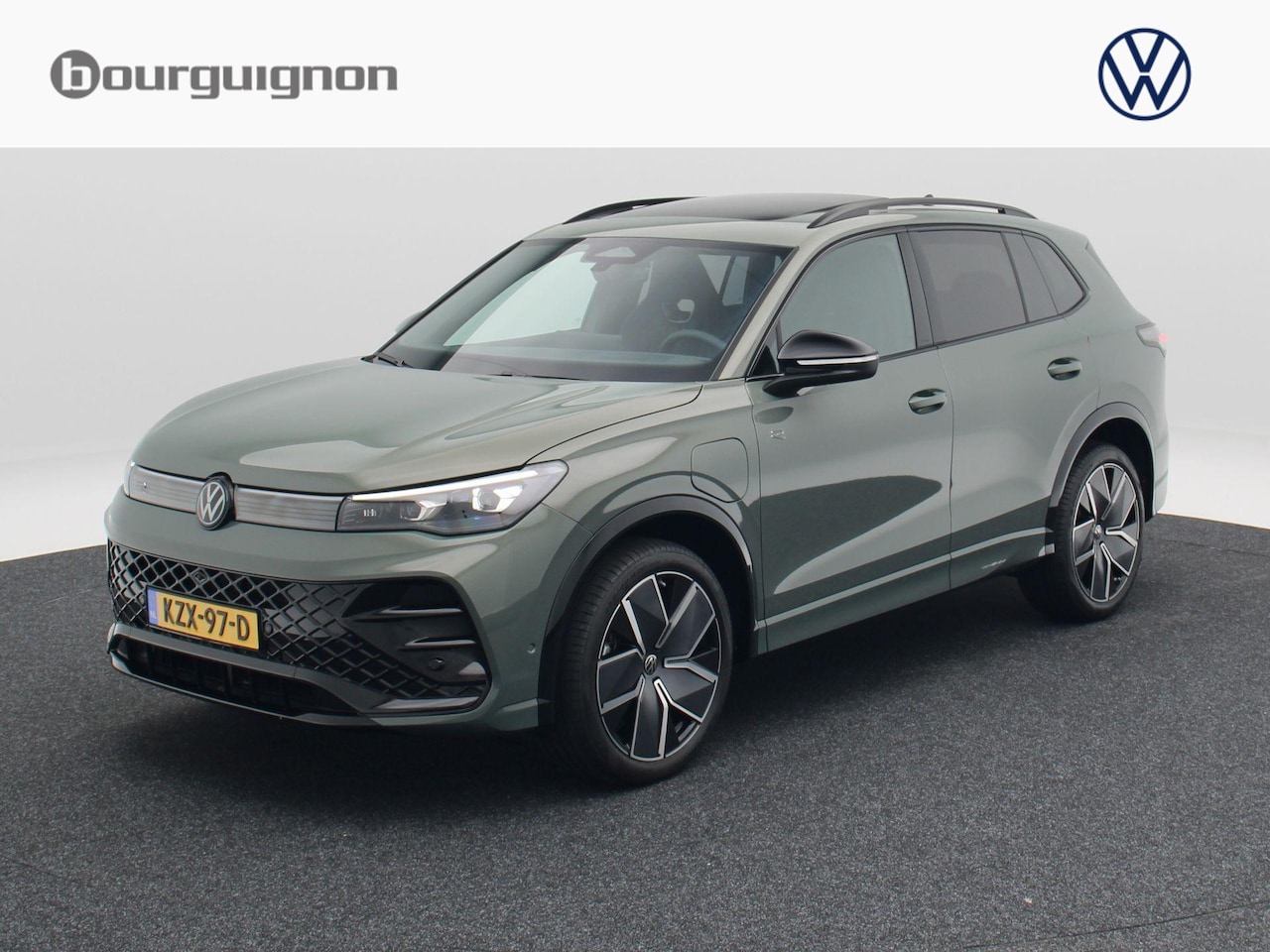 Volkswagen Tiguan - 1.5 eHybrid R-Line | Trekhaak | Panoramadak | Black Style | Head-Up Display | - AutoWereld.nl