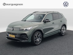 Volkswagen Tiguan - 1.5 eHybrid R-Line | Trekhaak | Panoramadak | Black Style | Head-Up Display |