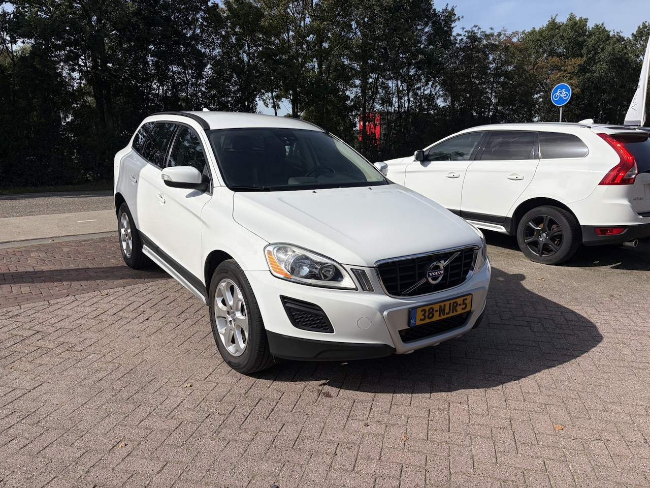 Volvo XC60 - 2.0T Momentum TREKHAAK CLIMA NAVI LEER - AutoWereld.nl