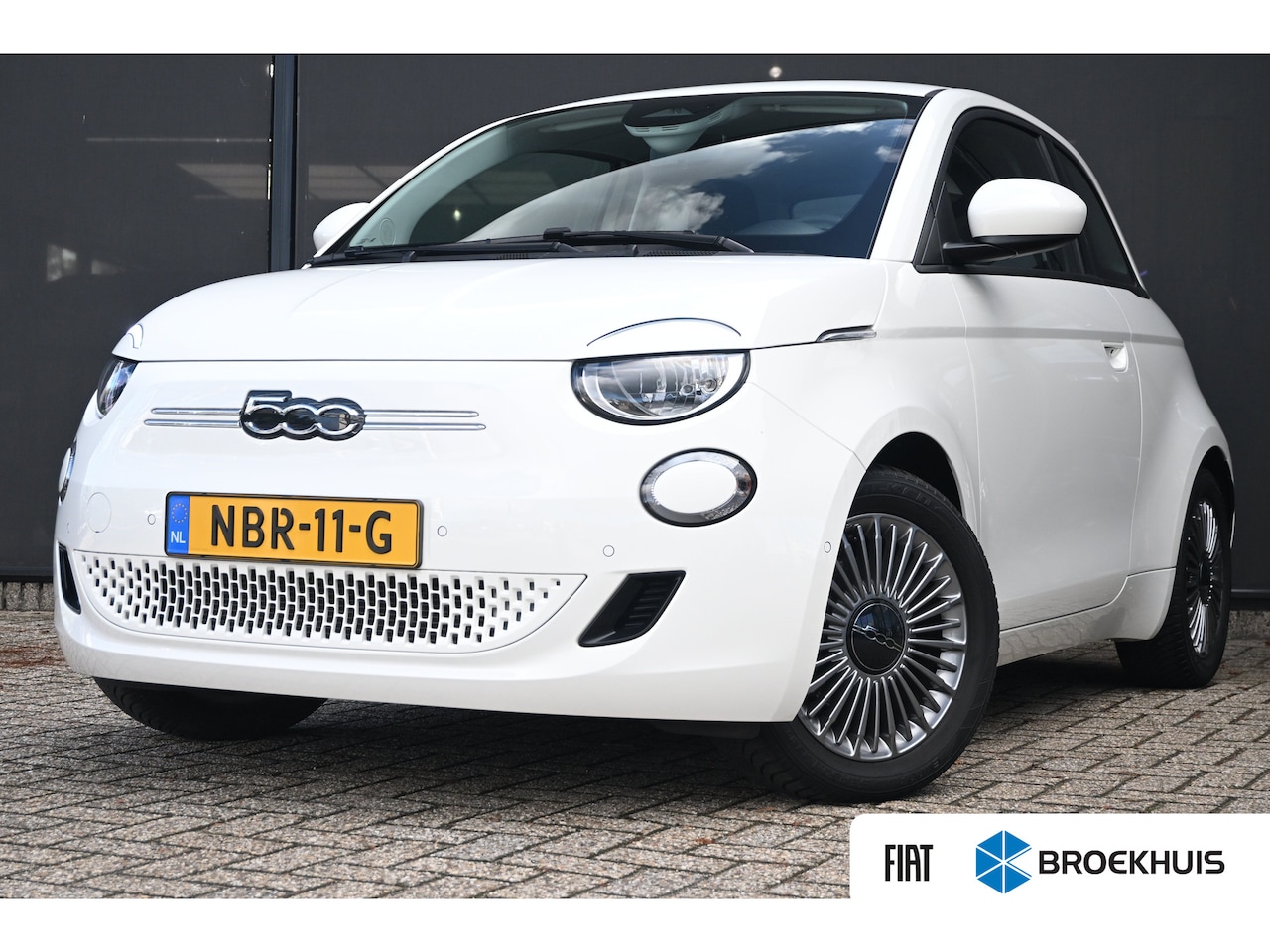 Fiat 500e - Urban 42 kWh | Achteruitrijcamera | Stoelverwarming | Navigatie by App | Climate Control | - AutoWereld.nl