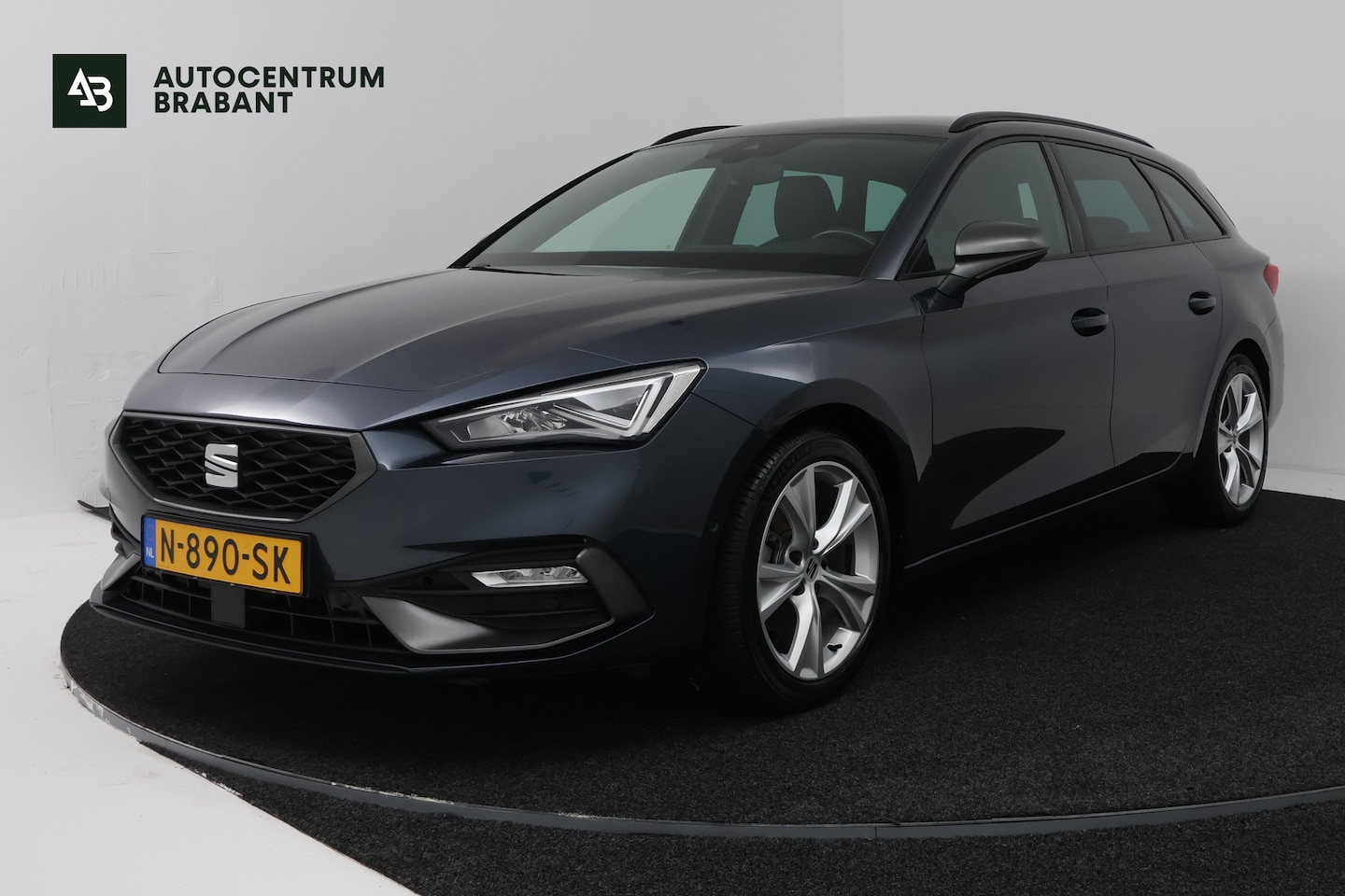SEAT Leon Sportstourer - 1.5 TSI Style Business Intense (TREKHAAK, STOEL/STUUR VERWARMING, CARPLAY) - AutoWereld.nl