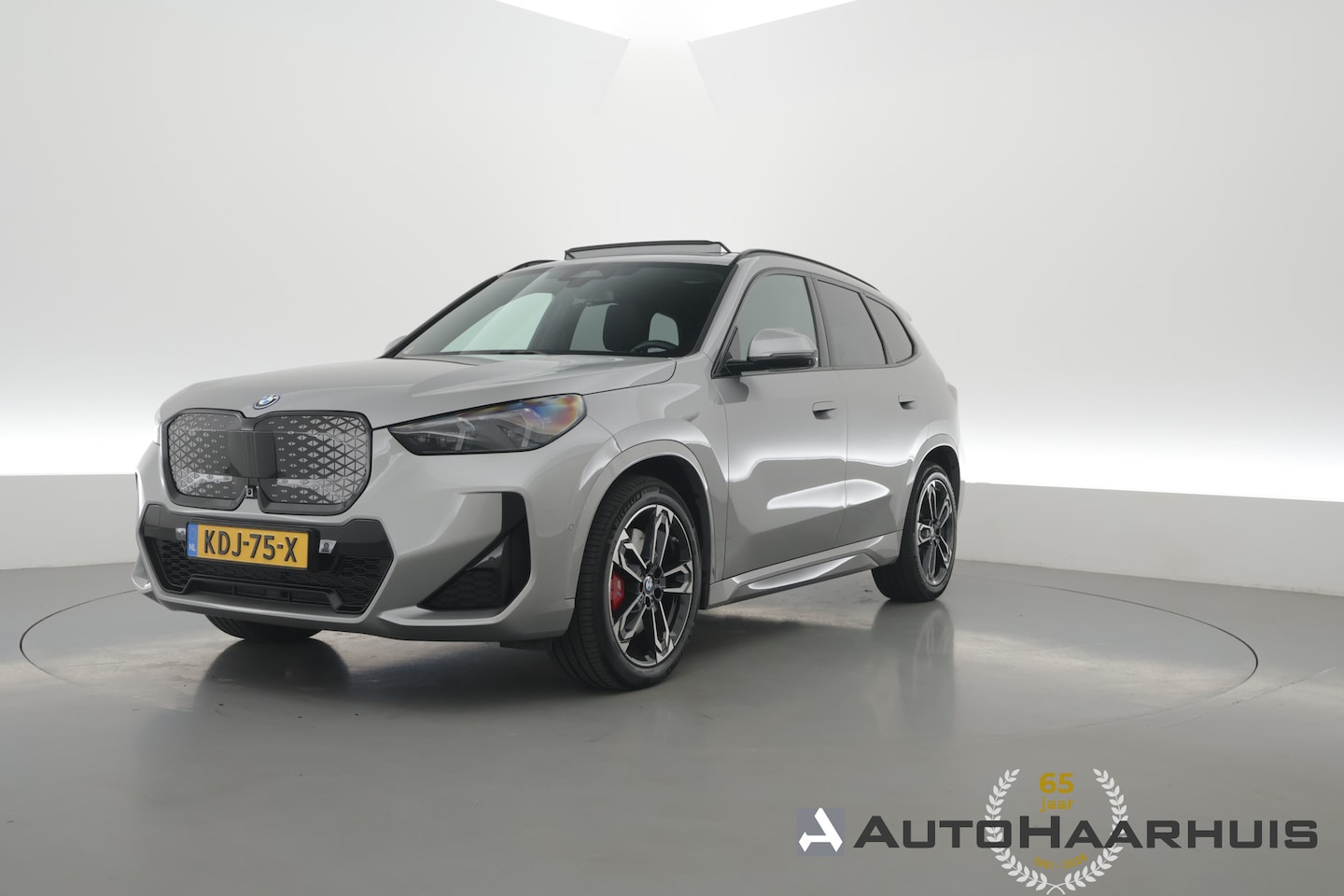 BMW iX1 - eDrive20 67 kWh | Rijklaar! |SOH 100% | Rijklaar! | HUD | Memory | Pano | Trekhaak | Matri - AutoWereld.nl
