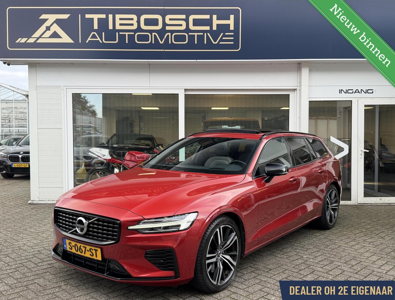Volvo V60 - 2.0 T8 AWD R-Design BTW Panorama 360gr Head-up - AutoWereld.nl