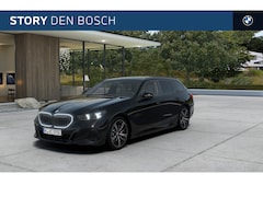 BMW 5-serie Touring - 530e M Sport Automaat / Trekhaak / Achteruitrijcamera / Adaptieve LED / Stoelverwarming /