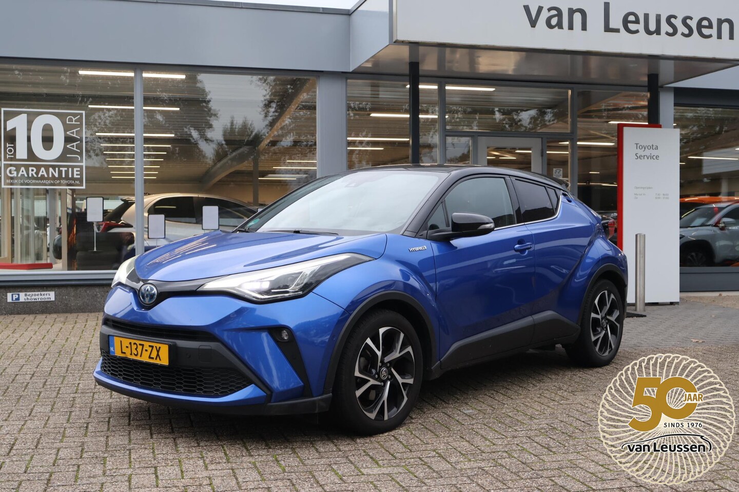 Toyota C-HR - 2.0 Hybrid Bi-Tone LED STOEL&STUURVERW DOEDEHOEK DETECTIE EL-STOEL LEER KEYLESS PARKSENSOR - AutoWereld.nl
