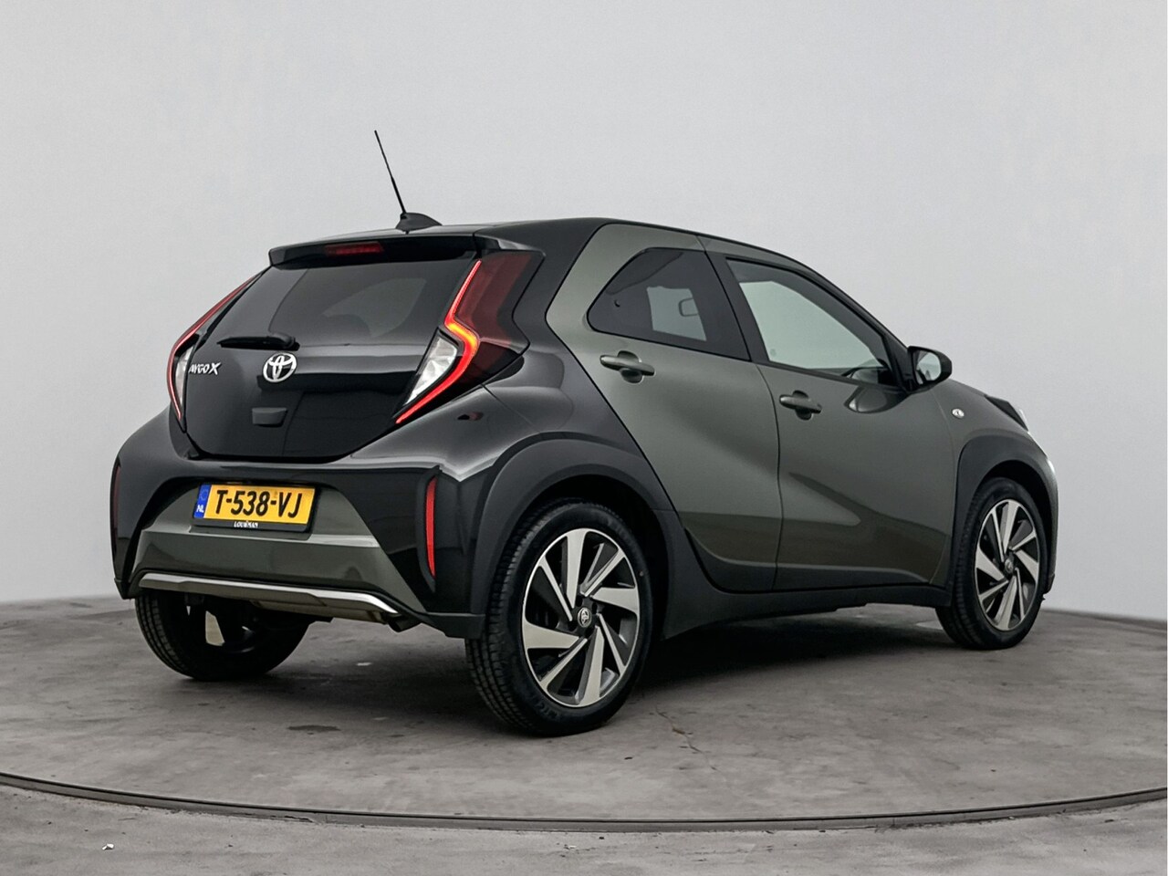 Toyota Aygo X - 1.0 VVT-i MT Envy | 18'' LM-Velgen | JBL | Climate Control | Navi | Draadloze Telefoonlade - AutoWereld.nl