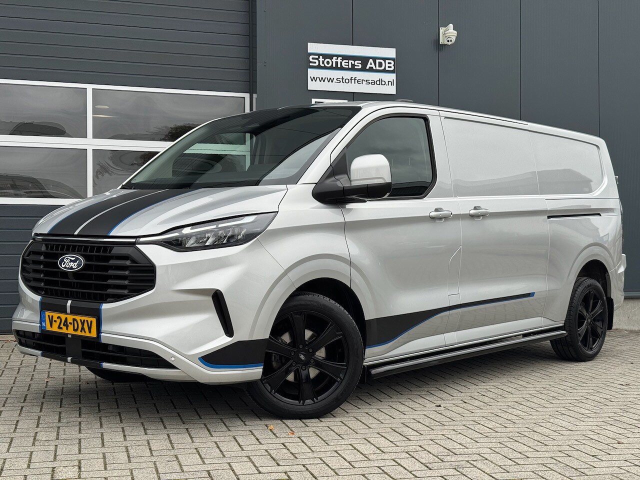 Ford Transit Custom - 320 2.0 TDCI 170pk L2H1 Limited | Sport striping | 19 inch | Tussenschot verdiept | L+R Sc - AutoWereld.nl