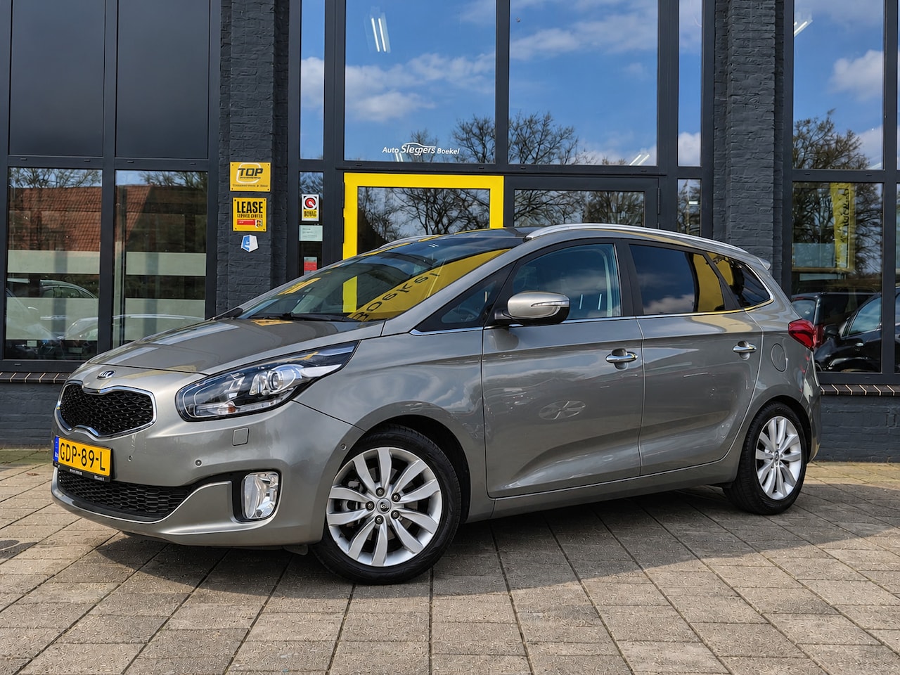 Kia Carens - 2.0 GDi ExecutiveLine Automaat I 165 PK I Panoramadak I Trekhaak + 1500 kg Trekg I Park. C - AutoWereld.nl