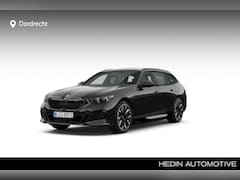 BMW 5-serie Touring - 530e I M Sportpakket Pro I 21 Inch Individual Aerodynamic I Stuurwiel verwarmd I Trekhaak
