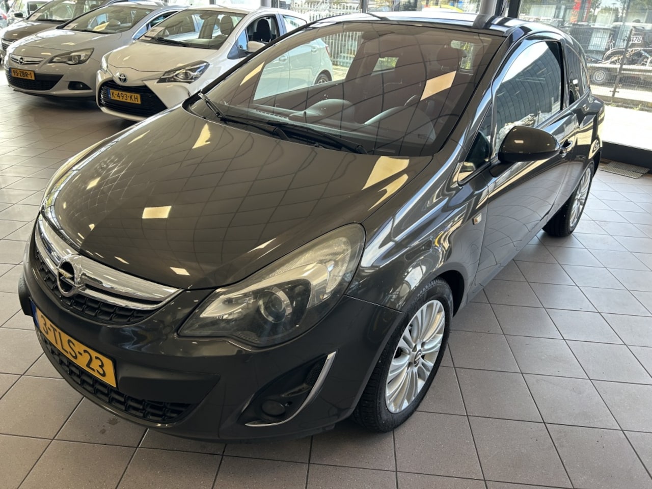 Opel Corsa - 1.4-16V Cosmo Airco Stuur V NW APK 112 DKM VJ 2014 !!! - AutoWereld.nl