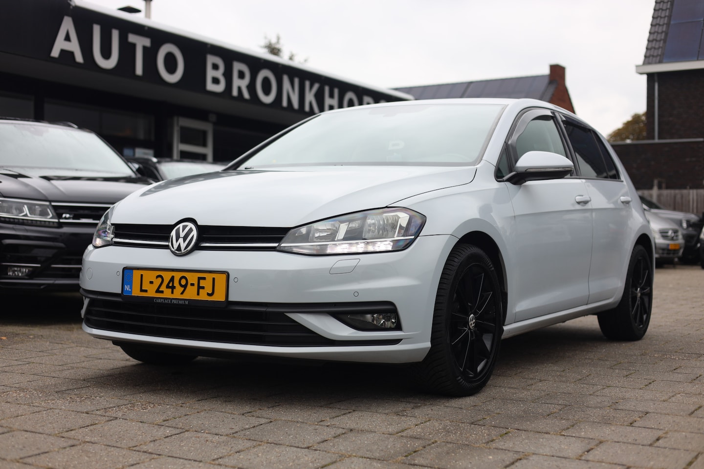 Volkswagen Golf - 1.0 TSI COMFORTLINE | NAVI | CARPLAY | TREKHAAK - AutoWereld.nl