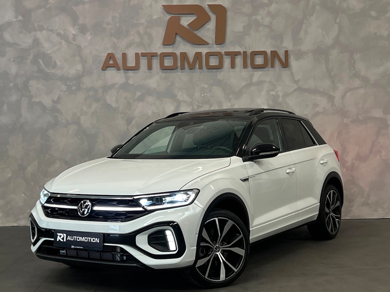 Volkswagen T-Roc - 1.5 TSI R-Line Business Black Style 150PK Pano|Keyless|Camera|IQ lights|3xRline|ACC|Blinds - AutoWereld.nl