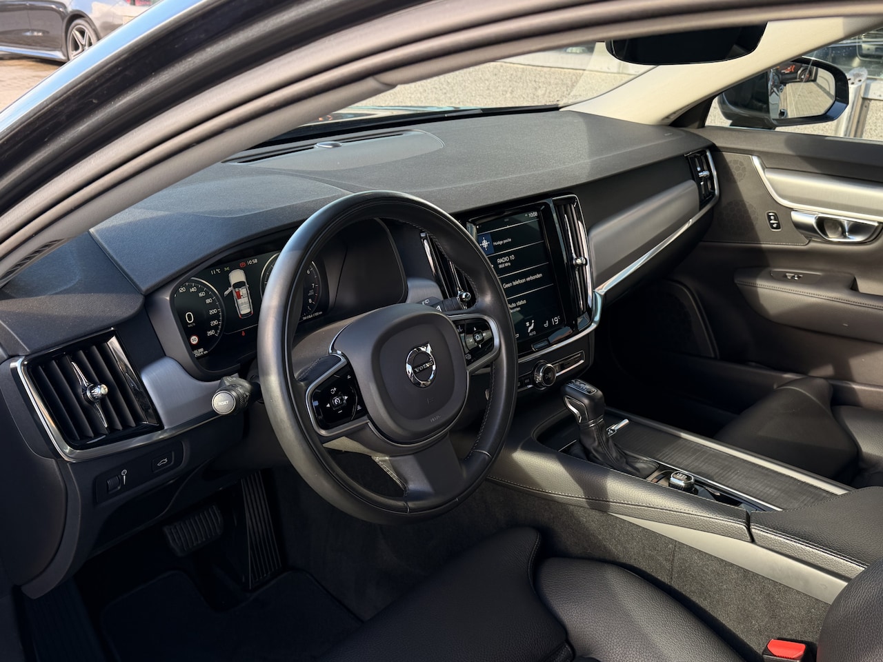 Volvo V90 - 2.0 T4 Momentum | Apple Carplay | ACC | Elek. Trekhaak | Stoel/Stuurverwarming | Achterban - AutoWereld.nl