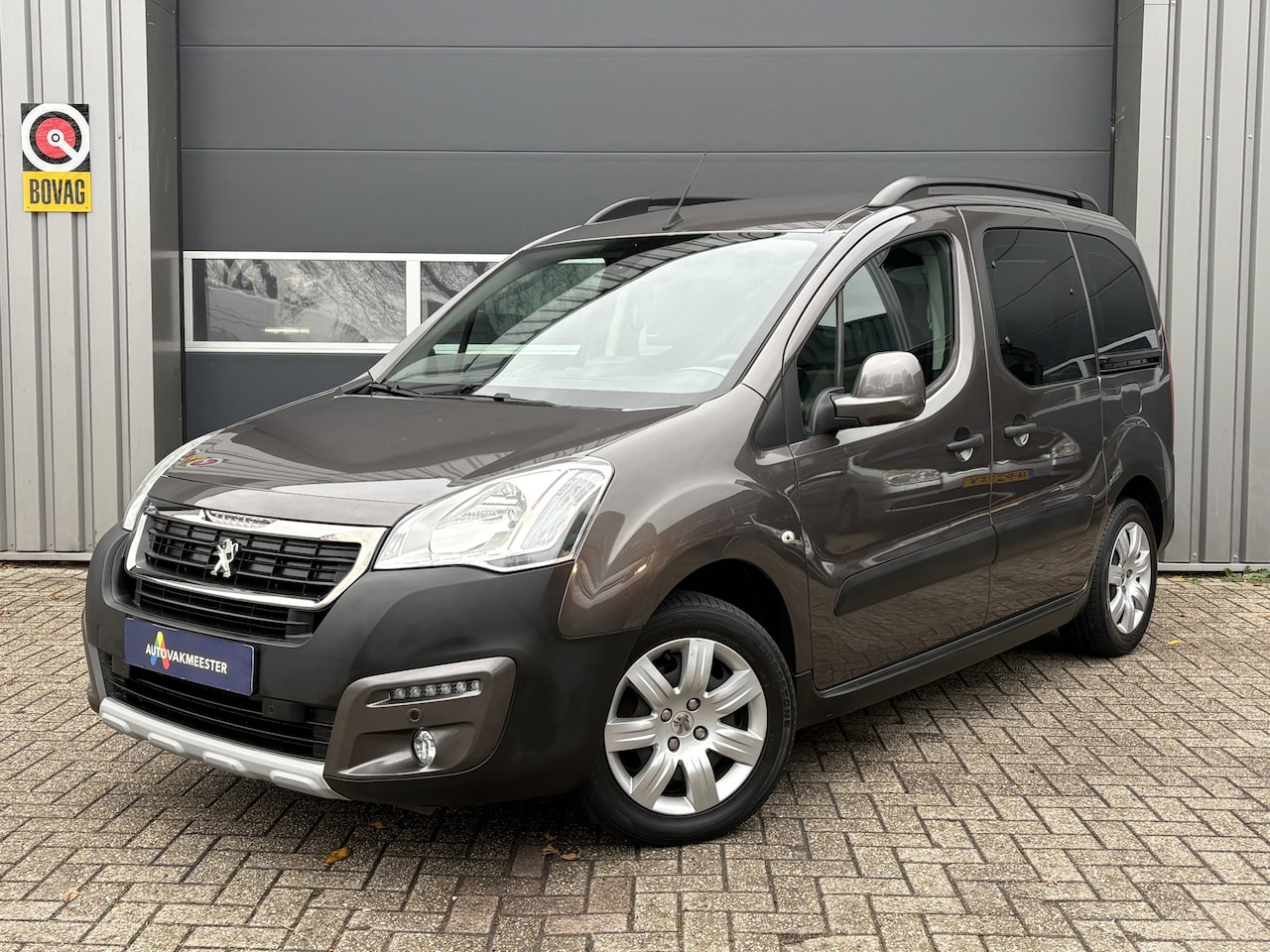 Peugeot Partner Tepee - 1.2 PureTech Active | Navi | Camera | Carplay | Trekhaak | PDC | Cruise & Climate Control - AutoWereld.nl