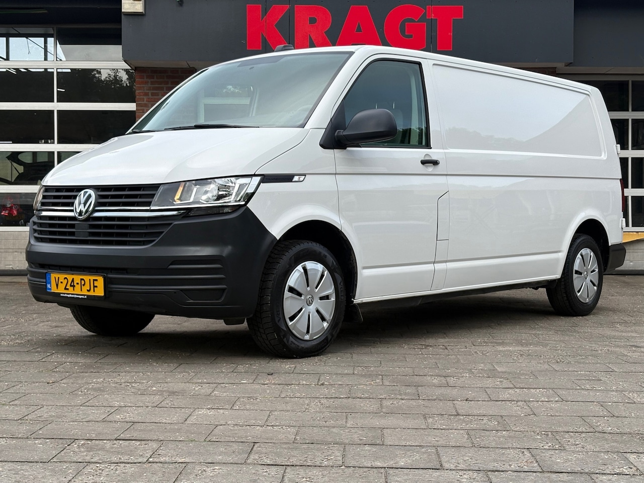 Volkswagen Transporter - 2.0 TDI L2H1 150PK!|DSG Automaat|airco|achteruitrijcamera|apple carplay|drie zitplaatsen - AutoWereld.nl