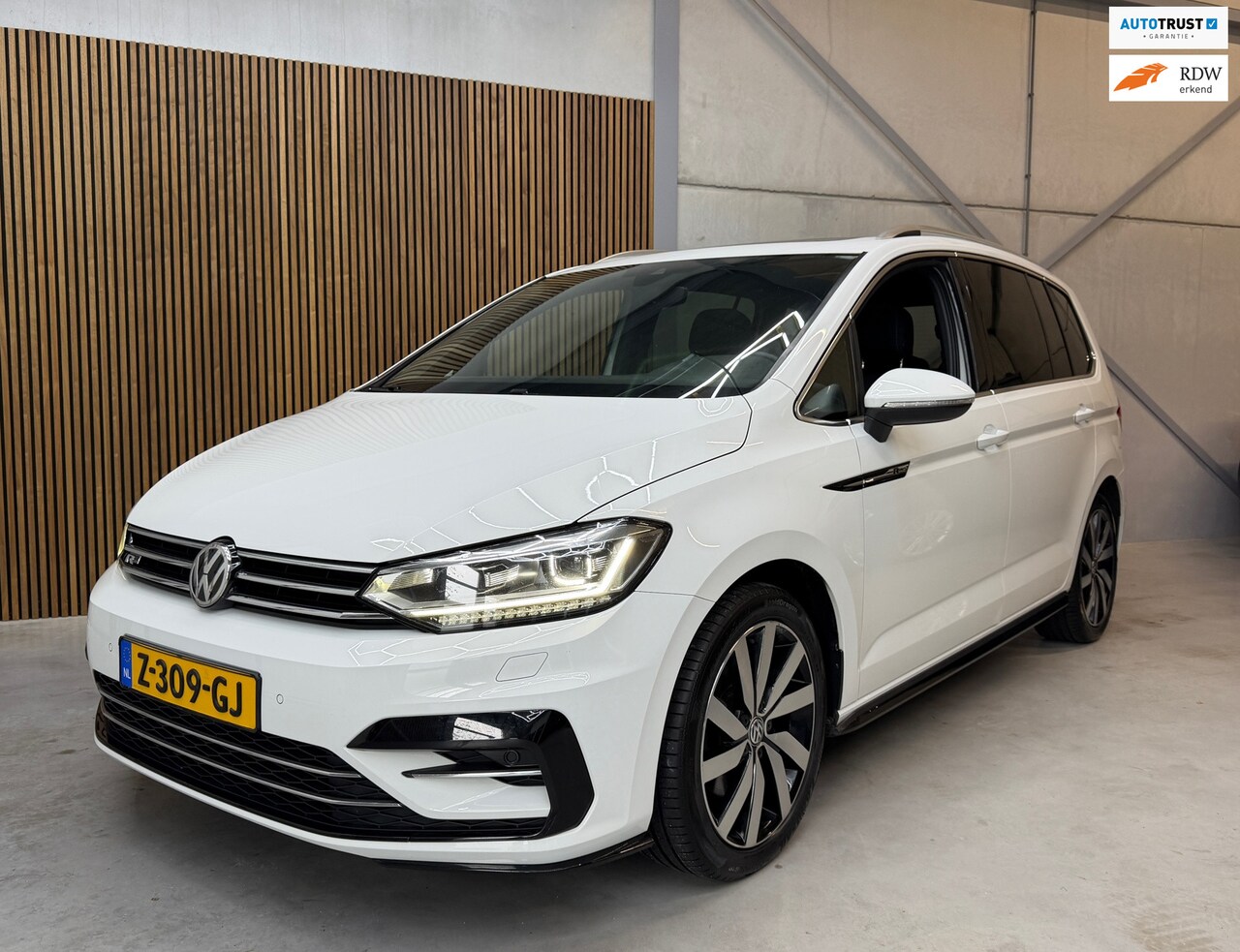 Volkswagen Touran - 1.5 TSI Highline Business R-LINE 7p AUOTMAAT | PANO | LED | - AutoWereld.nl