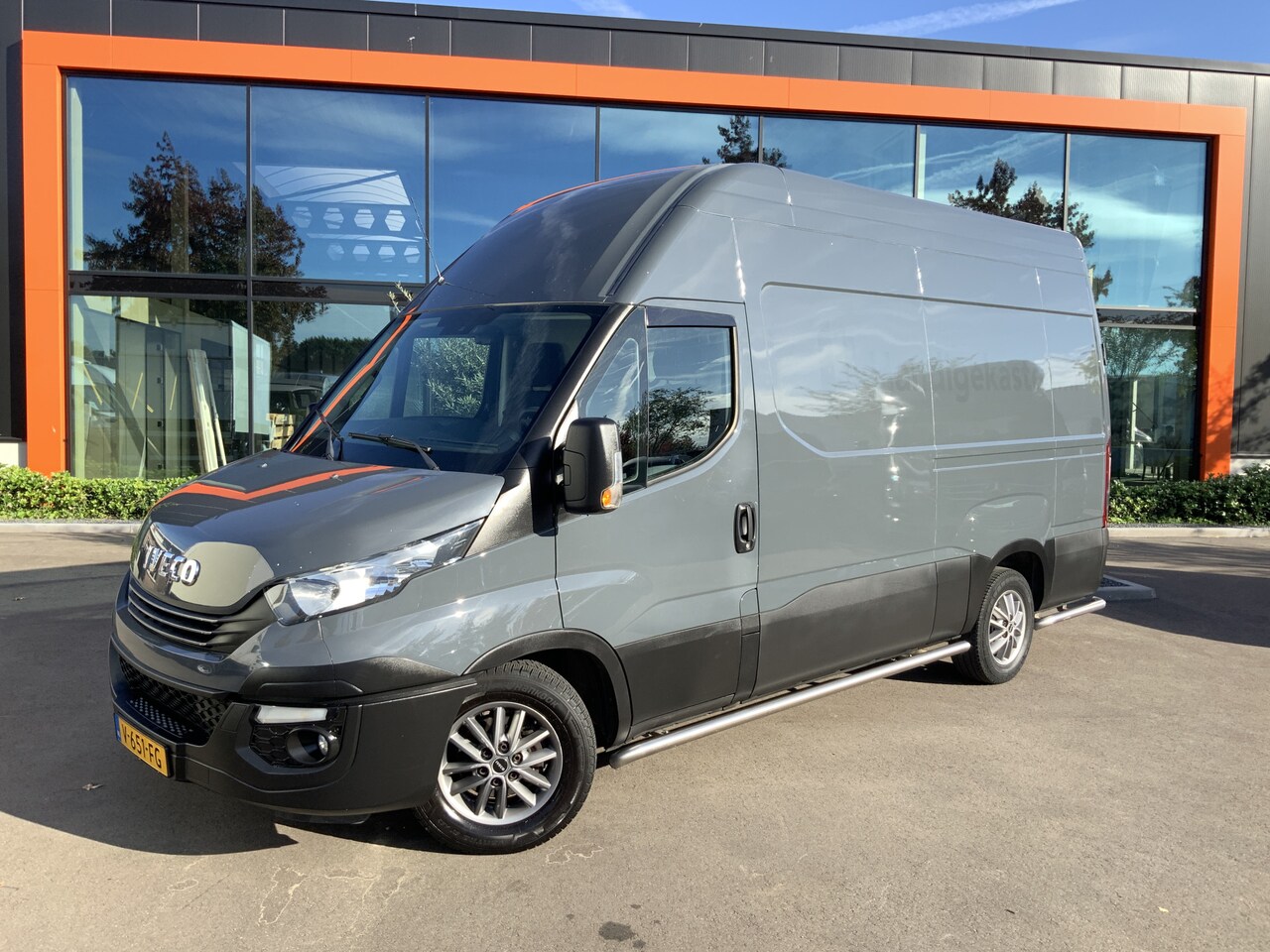 Iveco Daily - 35 S 14 300 35S14V 2.3 352 H3 L Automaat Cruise Camera 3 Zits Airco Trekhaak 3500 kg Opstap Euro 6 exp - AutoWereld.nl