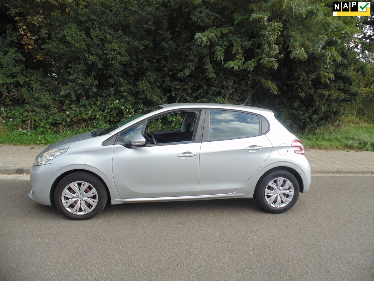 Peugeot 208 - 1.2 VTi Envy 5 deurs met airco navi 2014 - AutoWereld.nl