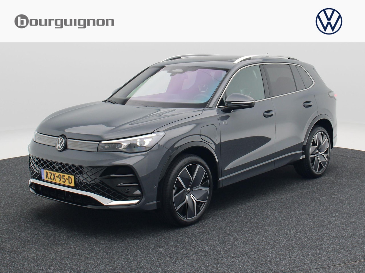 Volkswagen Tiguan - 1.5 eHybrid R-Line | Trekhaak | Panoramadak | 360 Camera | Head-Up Display | - AutoWereld.nl
