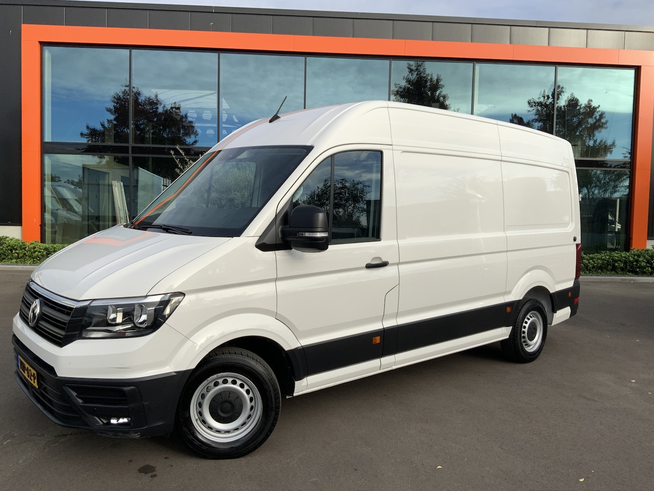 Volkswagen Crafter - 35 2.0 TDI L3H2 Automaat Airco Cruise Camera Opstap 3 Zits Navi Euro 6 Schade aan Dorpel L - AutoWereld.nl