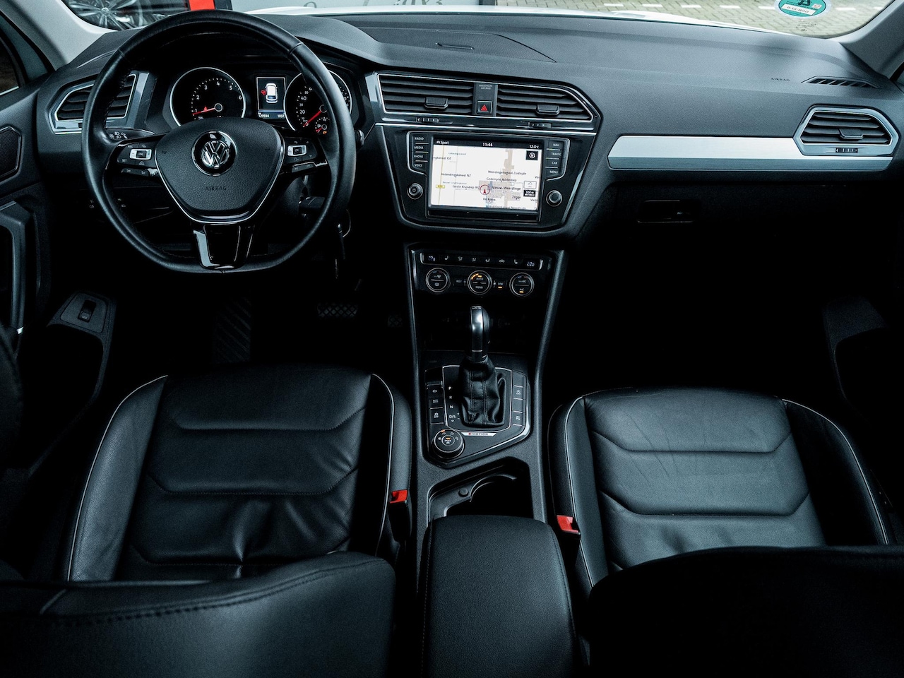 Volkswagen Tiguan - 2.0 TSI 4Motion Highline R | R-Line | Navigatie | Lederen Bekleding | Panoramadak | Stoelv - AutoWereld.nl