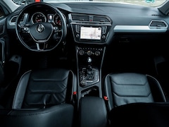 Volkswagen Tiguan - 2.0 TSI 4Motion Highline R | R-Line | Navigatie | Lederen Bekleding | Panoramadak | Stoelv