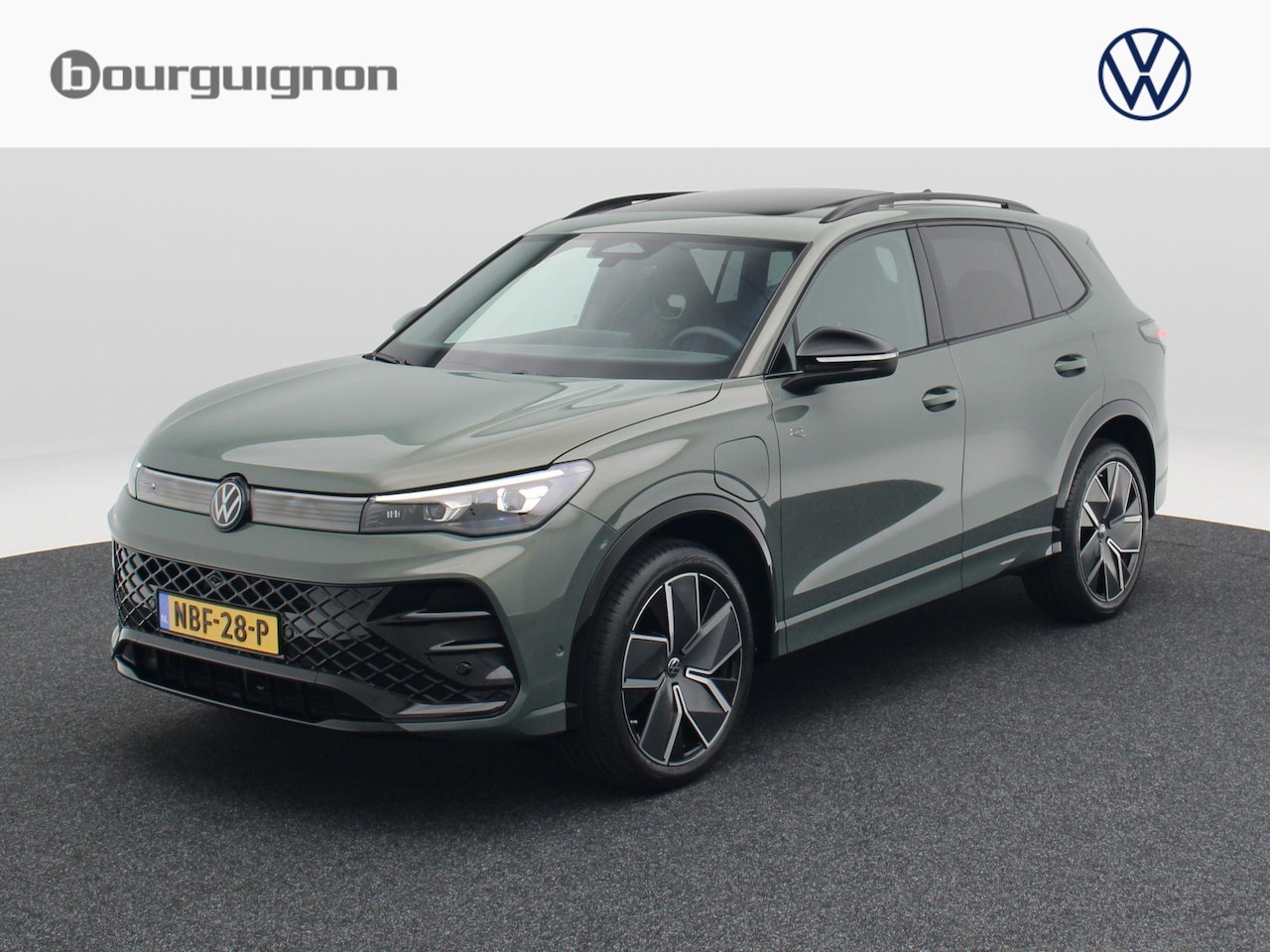 Volkswagen Tiguan - 1.5 eHybrid R-Line | Trekhaak | Panoramadak | Black Style | Head-Up Display | - AutoWereld.nl