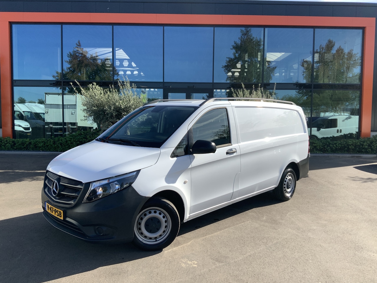Mercedes-Benz Vito - 114 CDI Lang Automaat Navi Airco Cruise Camera 3 Zits Trekhaak 2500 kg Euro 6 - AutoWereld.nl