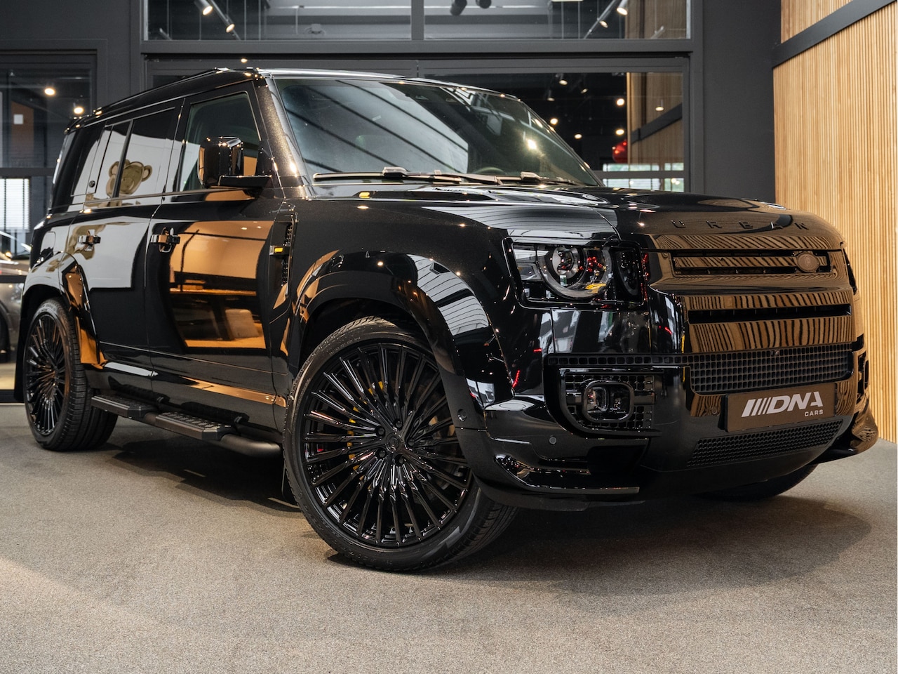 Land Rover Defender 110 - Urban Automotive X-Dynamic HSE 2.0 P300e 110 X-Dynamic HSE Yellow Accents - AutoWereld.nl