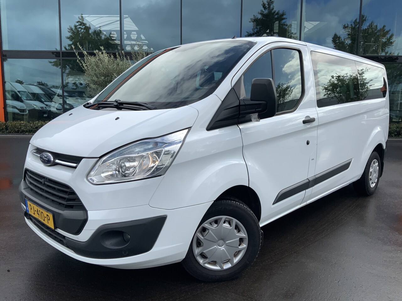 Ford Transit Kombi - 310 2.2 TDCI L2H1 Ambiente 9 Persone Airco Cruise Trekhaak 2200 kg Euro 5. in de btw in d - AutoWereld.nl