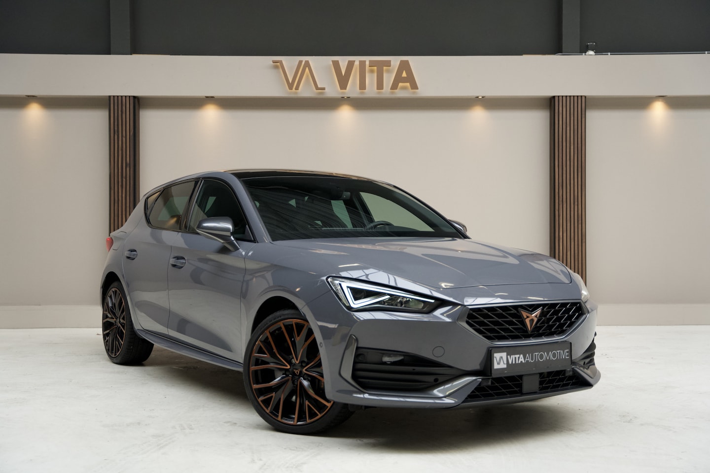 CUPRA Leon - 1.4 e-Hybrid VZ Copper Edition Pano|Sfeerverlichting|keyless|Sportstuur|245PK|12maandengar - AutoWereld.nl