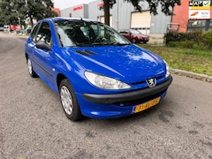 Peugeot 206 - 1.1 X-Design rijdt schakelt goed
