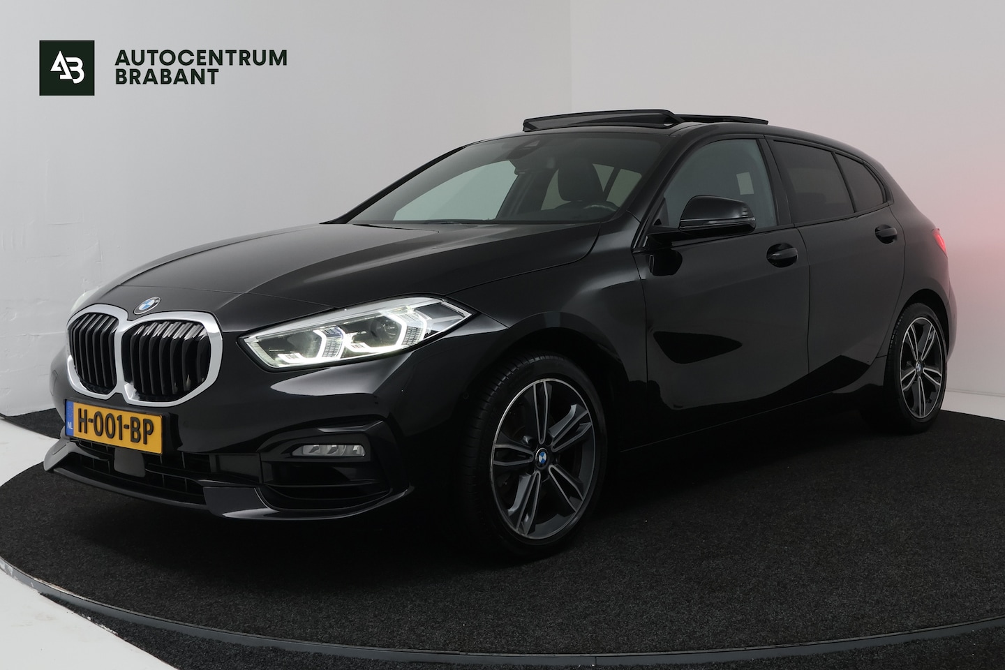 BMW 1-serie - 118i Executive Edition (PANORAMADAK, STOELVERWARMING, TREKHAAK AFNEEMBAAR, CAMERA) - AutoWereld.nl