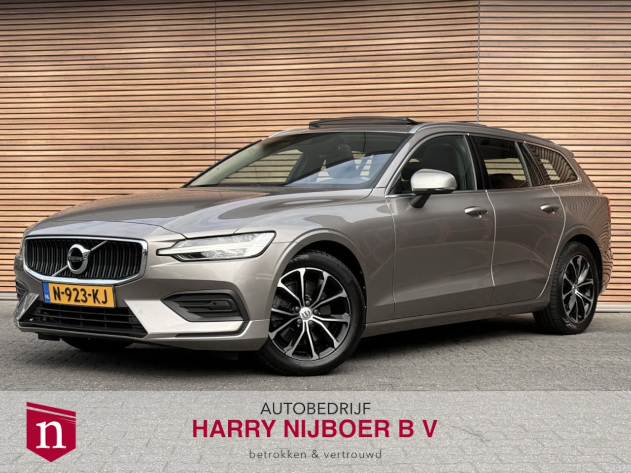 Volvo V60 - 2.0 B3 Core Panodak / Trekhaak / Camera / Harmen/Kardon / All Season - AutoWereld.nl