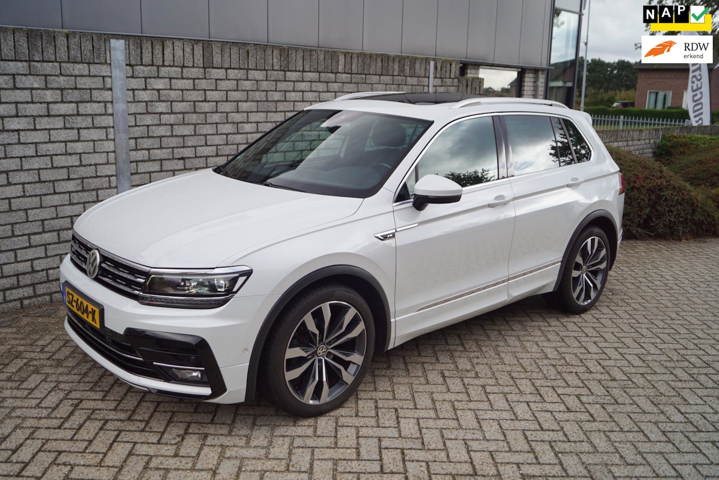 Volkswagen Tiguan - 1.4 TSI ACT Highline Business R Autom Panodak Navi Camera Clima Adaptieve Cruise 2x PDC LM - AutoWereld.nl
