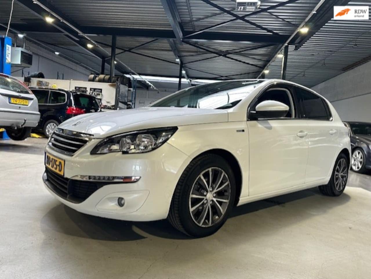 Peugeot 308 - 1.2 PureTech Style/Navi/Pdc/Dealer onderhouden/Apk nieuw - AutoWereld.nl