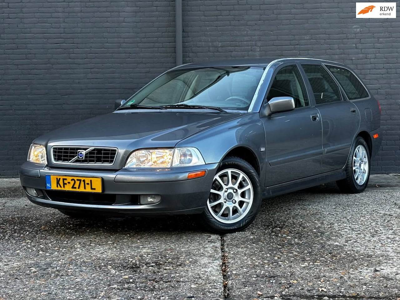 Volvo V40 - 1.6 Europa Prestige TREKHAAK|LEDER|AIRCO|ELEK RAMEN|NWE APK - AutoWereld.nl