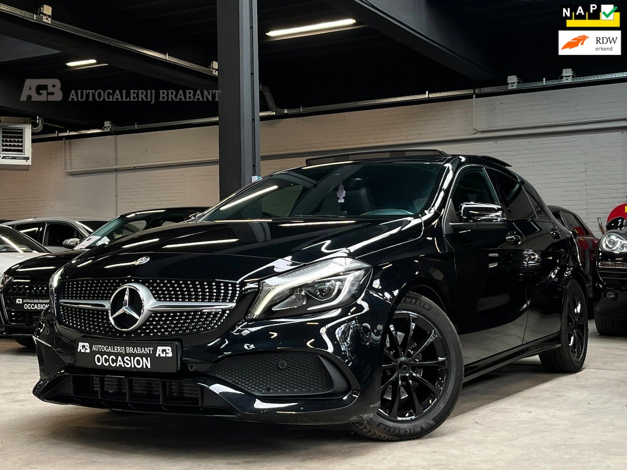 Mercedes-Benz A-klasse - 180 Ambition AMG Line Pano/Sfeerverlichting/Navigatie/PDC - AutoWereld.nl