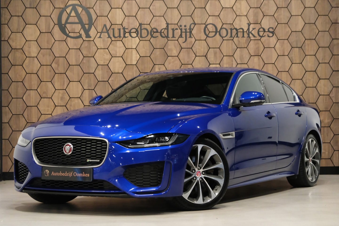 Jaguar XE - 2.0 P250 R-Dynamic SE *74dkm* Leder/Navi/Camera/''19 LMV/Apple Carplay - AutoWereld.nl