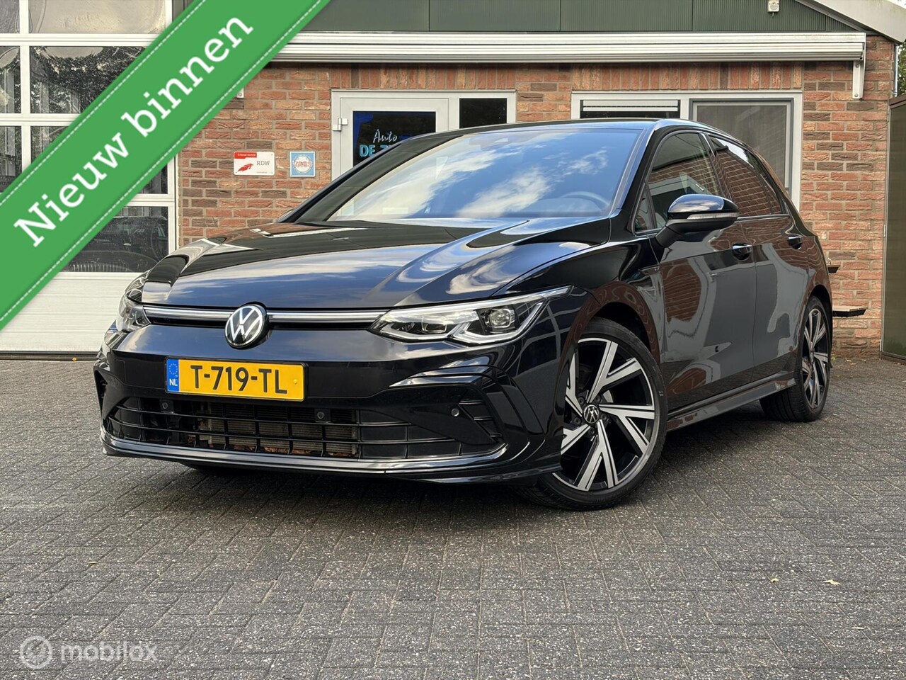 Volkswagen Golf - 1.5 eTSI R-Line Business|Keyless entry|Camera|Carplay|Sfeerverlichting. - AutoWereld.nl