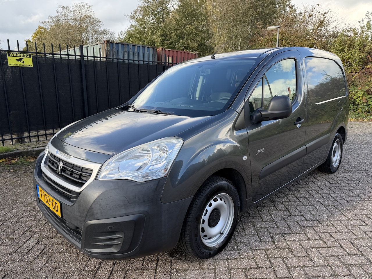 Peugeot Partner - 120 1.6 BlueHDi 100 L1 Premium Pack Airco/Cruise/Trekhaak - AutoWereld.nl