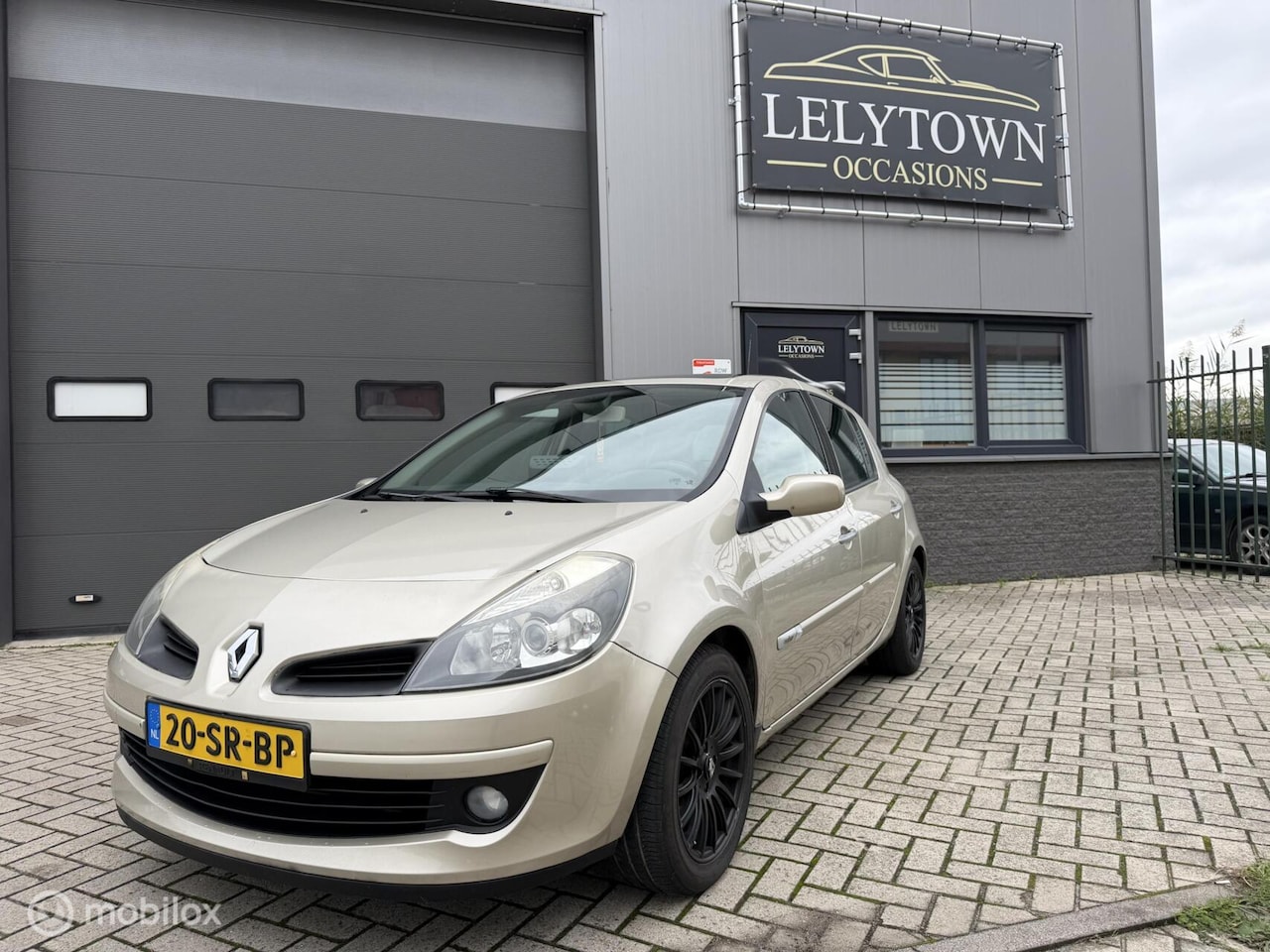 Renault Clio - 1.6-16V Initiale | Pano | Leer | Keyless | - AutoWereld.nl