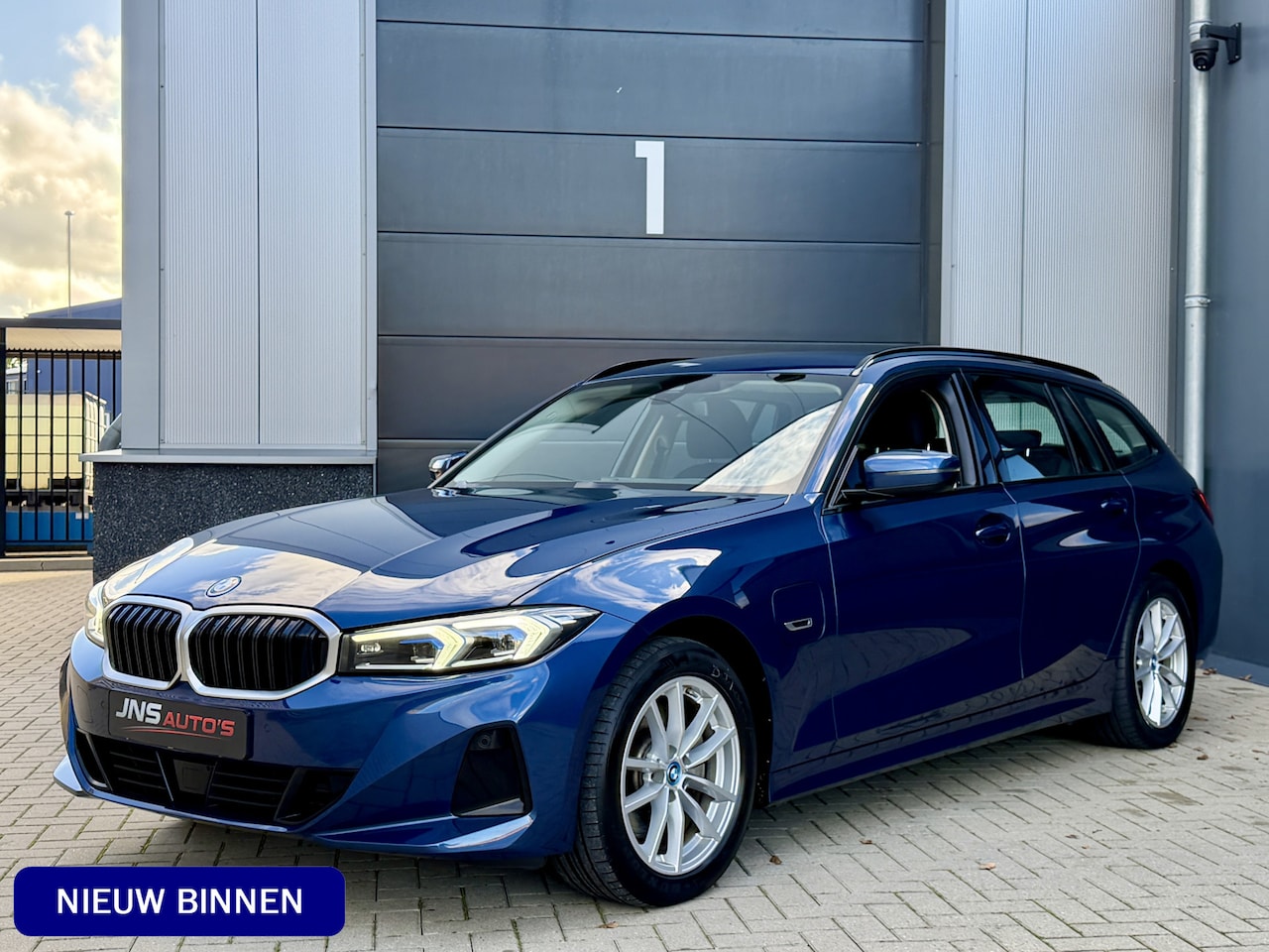BMW 3-serie Touring - 320e LCi *90% SOH* Phytonicblau / Laser LED / Stuur/Stoelverwarming / Elek. Trekhaak / App - AutoWereld.nl